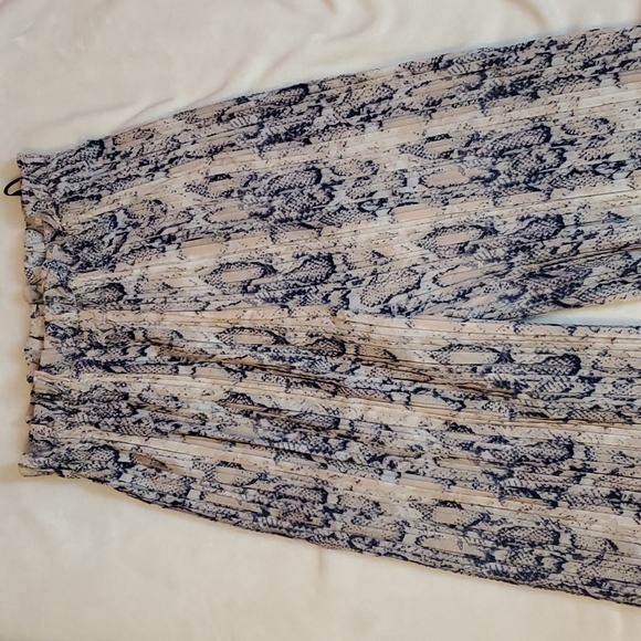 SHEIN Pants - NWOT SHEIN textured pants